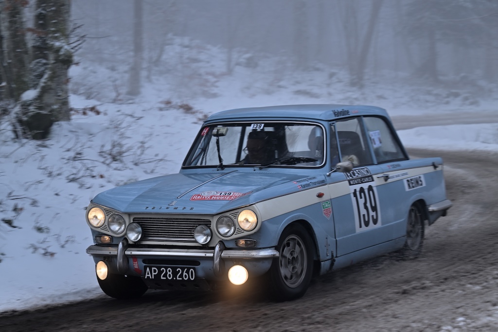 Henning Nielsen og Karsten Thorvaldsen ligger i øjeblikket nr. 117 i deres Triumph Vitesse fra 1968.
(Foto: Per Vilslev)